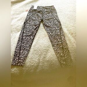 🌼 NWT Victoria Secret Leopard Performance 7/8 Tights. Size Medium.